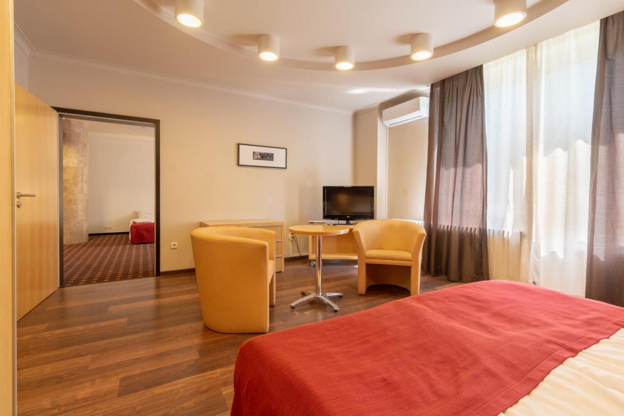 Hotel Laterum Pécs Buitenkant foto