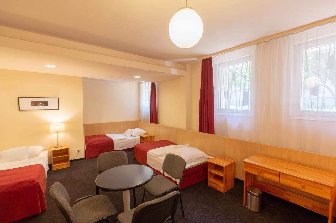 Hotel Laterum Pécs Buitenkant foto