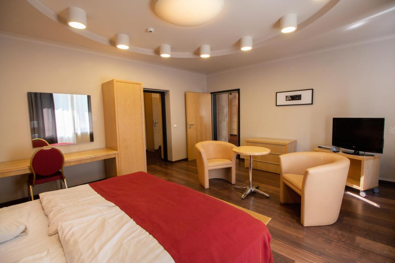 Hotel Laterum Pécs Buitenkant foto