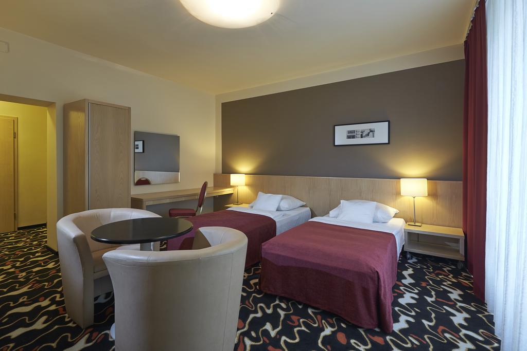 Hotel Laterum Pécs Buitenkant foto