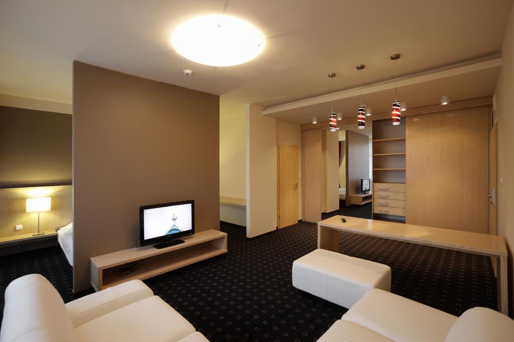 Hotel Laterum Pécs Buitenkant foto