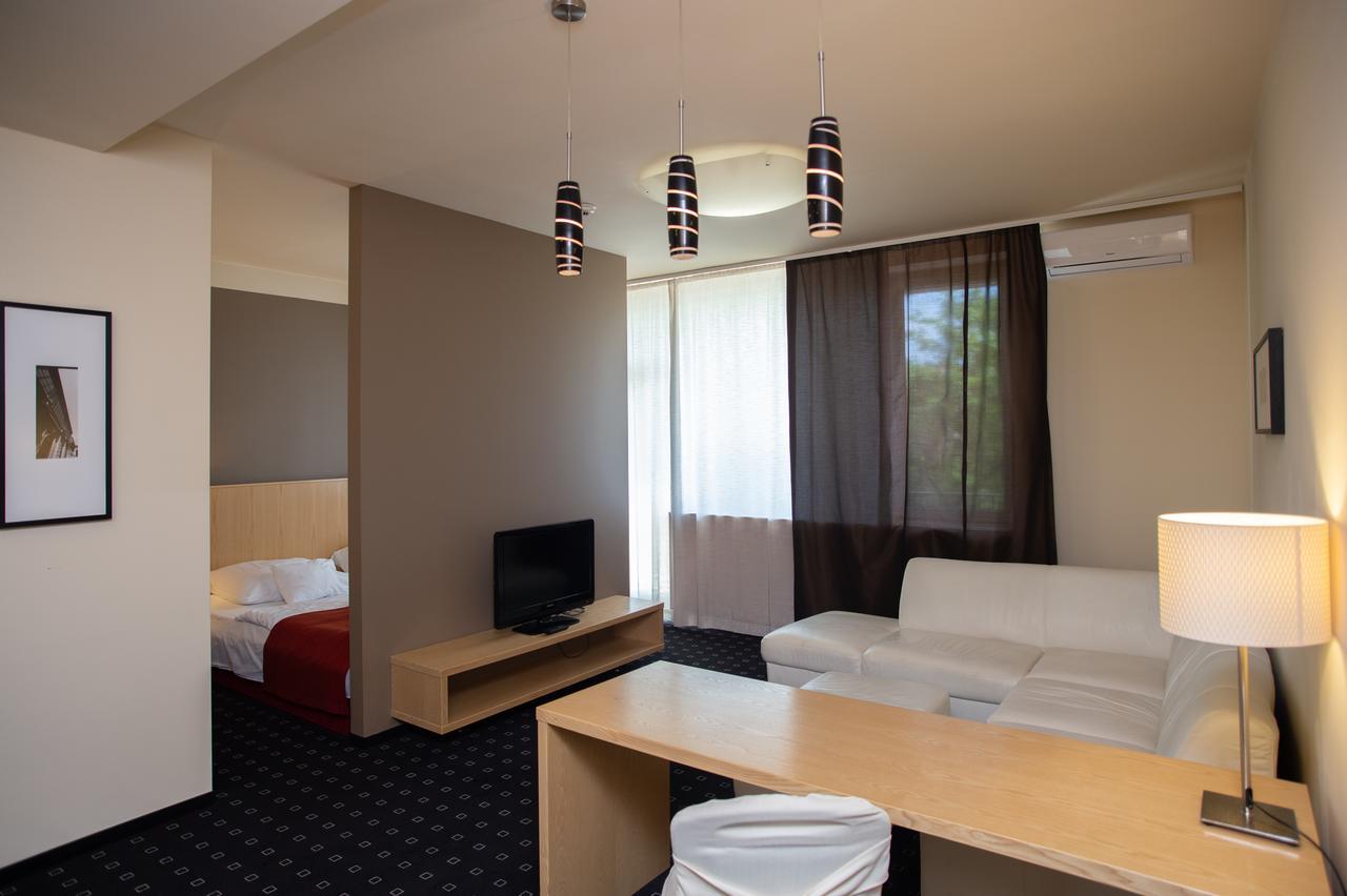 Hotel Laterum Pécs Buitenkant foto