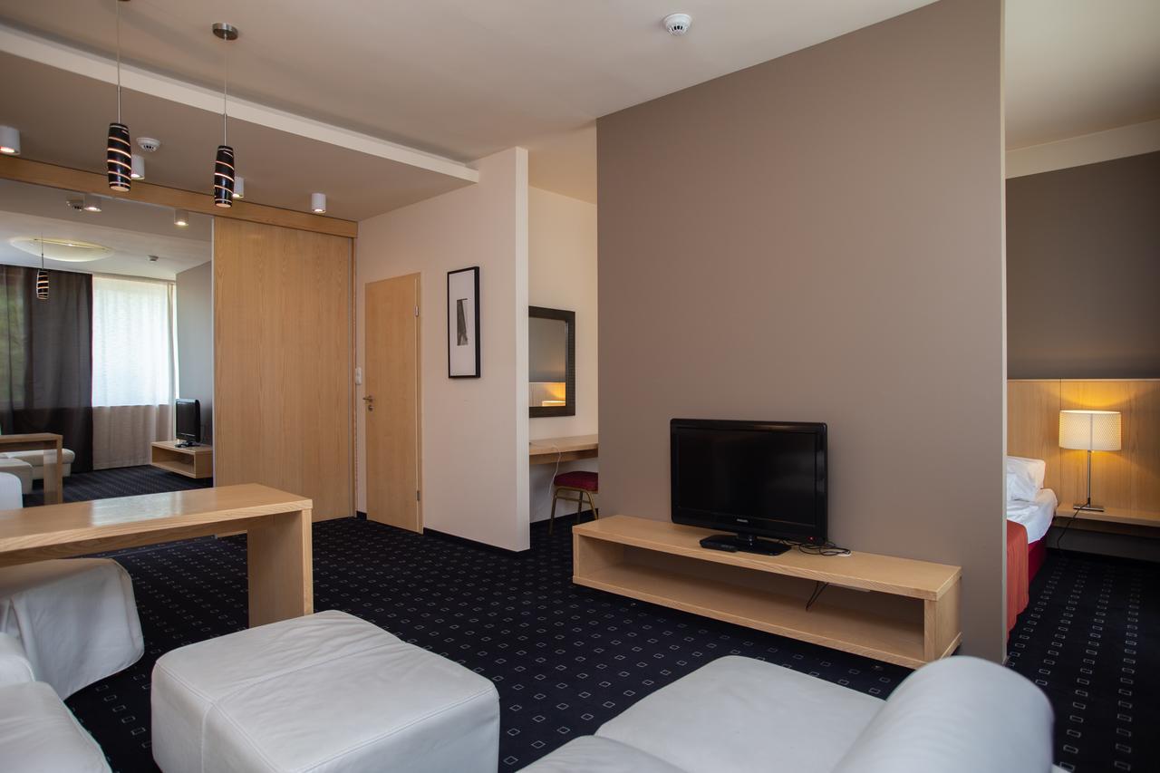 Hotel Laterum Pécs Buitenkant foto