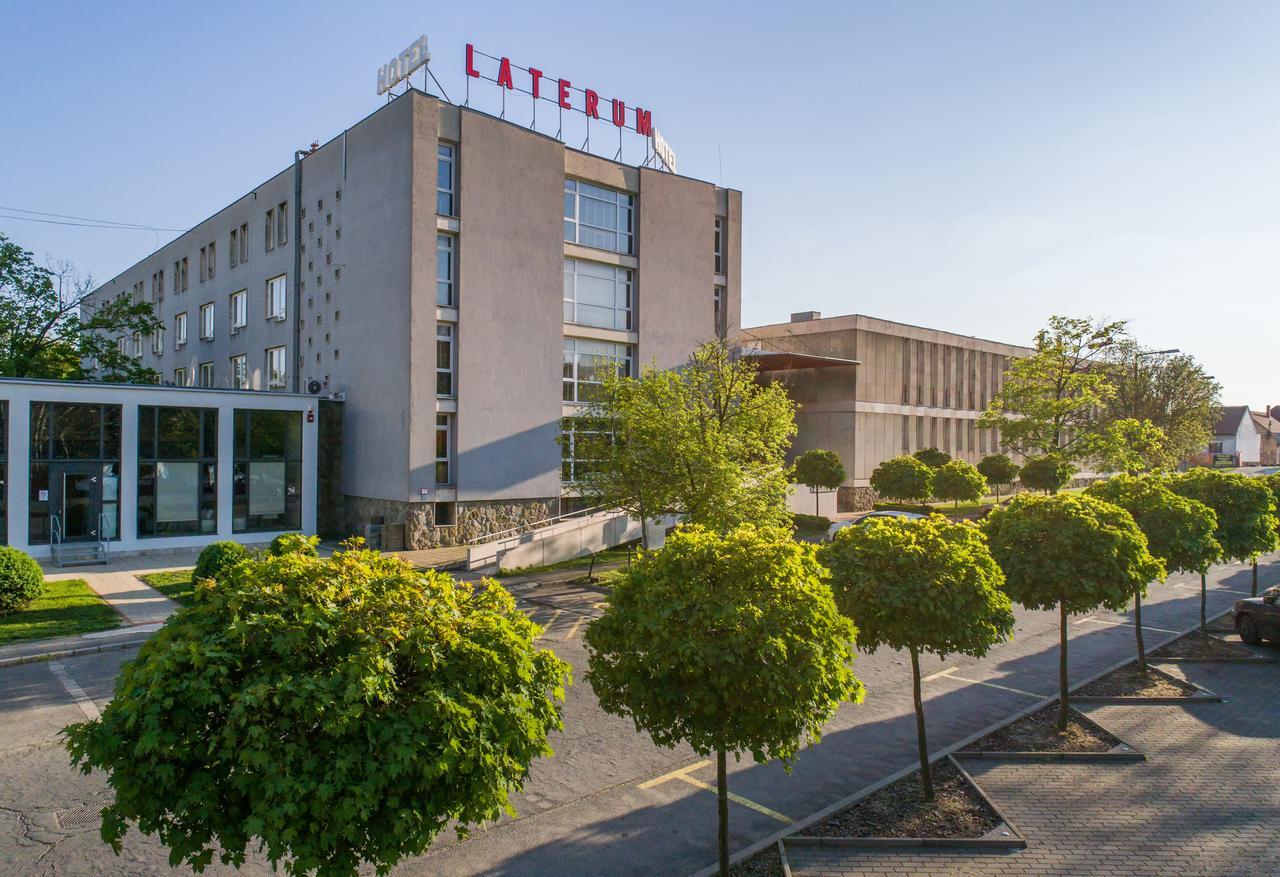 Hotel Laterum Pécs Buitenkant foto