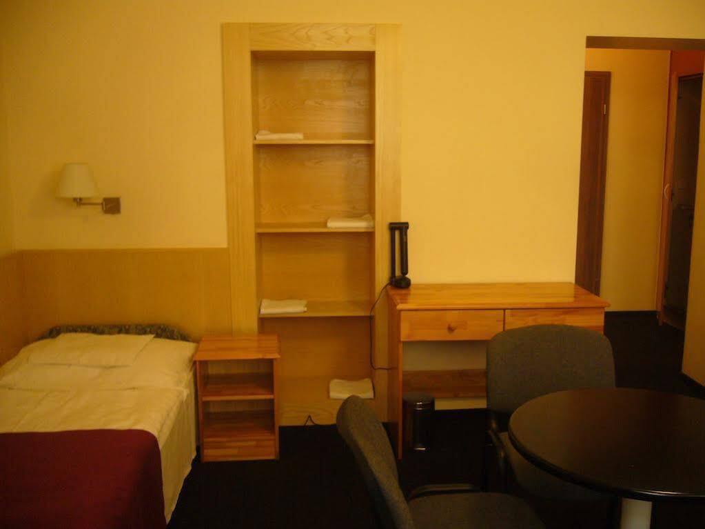 Hotel Laterum Pécs Buitenkant foto